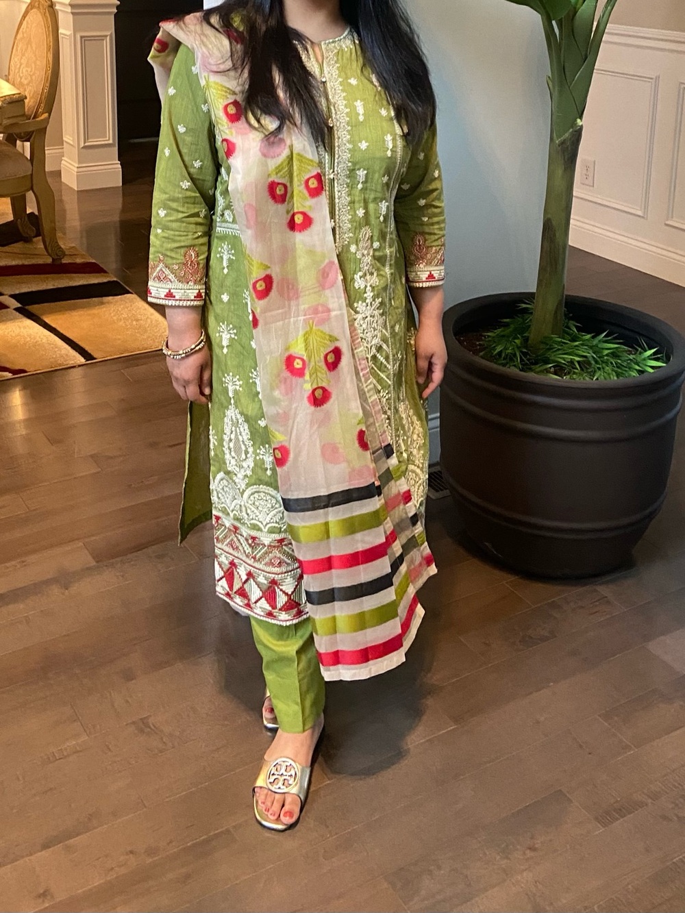 Green Embroidered Women's Kurta Set with Floral Dupatta salwar kameez